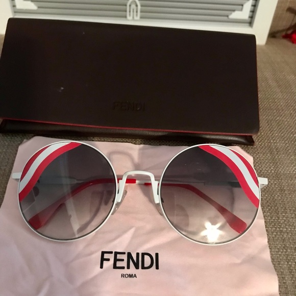 SOLD❌Fendi sunglasses - Picture 3 of 11